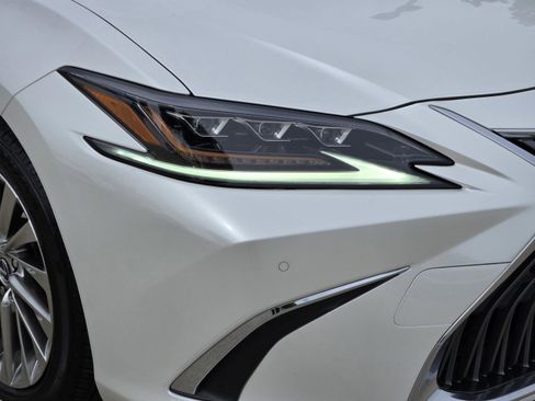 Used 2019 Lexus ES 300h w/ Accessory Package 2 FWD image 38
