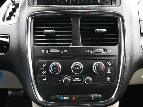 Used 2016 Dodge Grand Caravan SE image 17