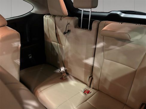 Used 2025 Toyota Highlander XLE image 16