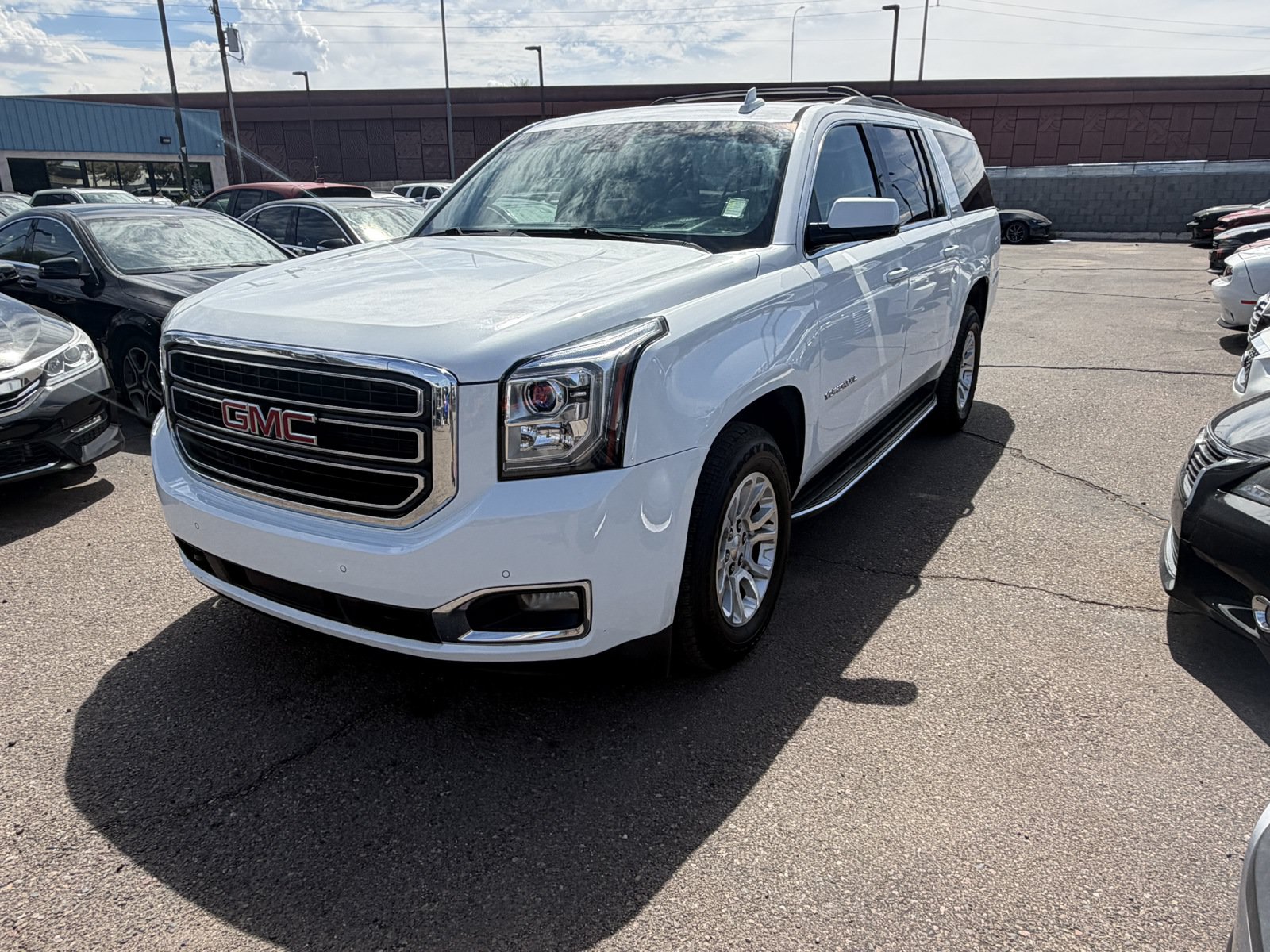 Used 2017 GMC Yukon XL SLT AWD/4WD image 1