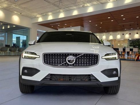 Certified 2026 Volvo V60 B5 Cross Country Plus w/ Protection Package Premier AWD/4WD image 4
