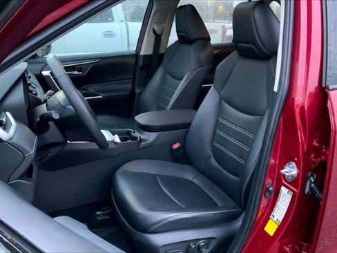 Used 2021 Toyota RAV4 XLE Premium image 7