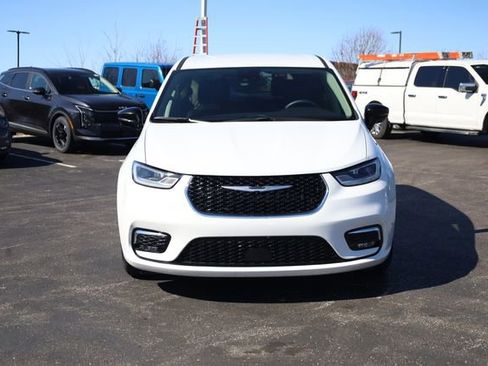 Used 2024 Chrysler Pacifica Touring-L FWD image 2