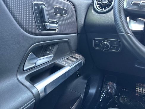 Used 2023 Mercedes-Benz EQB 300 4MATIC image 11