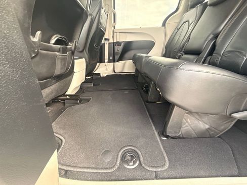 Used 2020 Chrysler Pacifica Touring-L Plus image 28