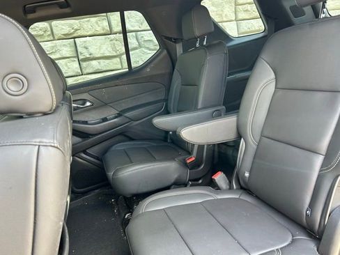 Used 2023 Chevrolet Traverse LT w/ LPO, Floor Liner Package FWD image 9