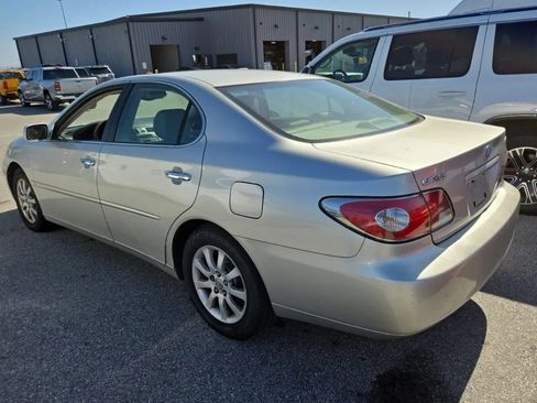 Used 2004 Lexus ES 330 w/ Premium Pkg FWD image 2
