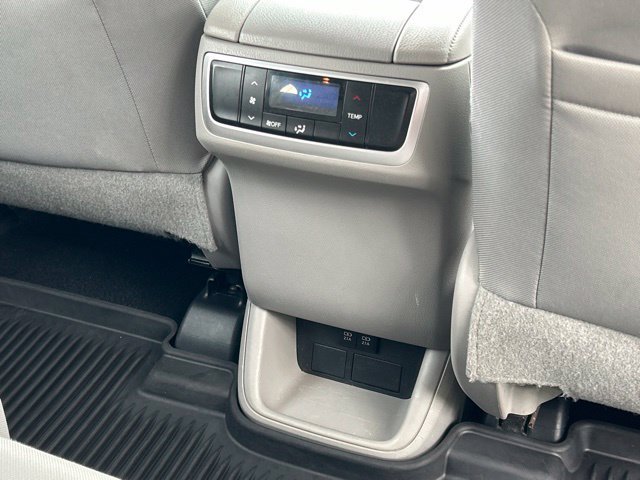 Used 2019 Toyota Highlander LE AWD/4WD image 32
