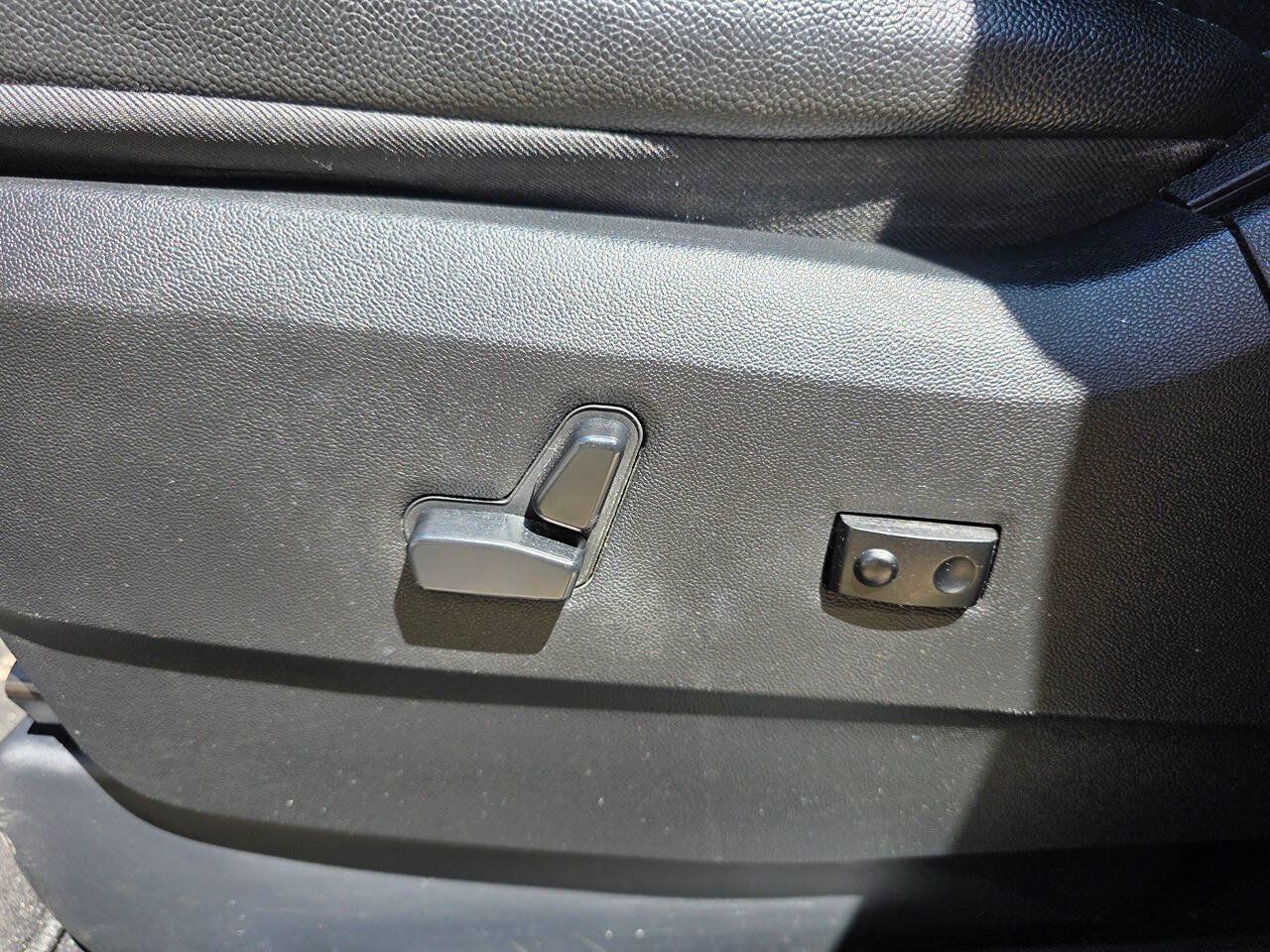 Used 2015 Chrysler Town & Country Touring-L w/ Driver Convenience Group FWD image 13