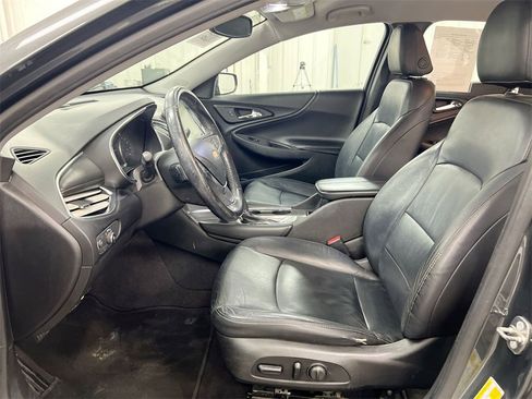 Used 2017 Chevrolet Malibu LT w/ Leather Package image 18