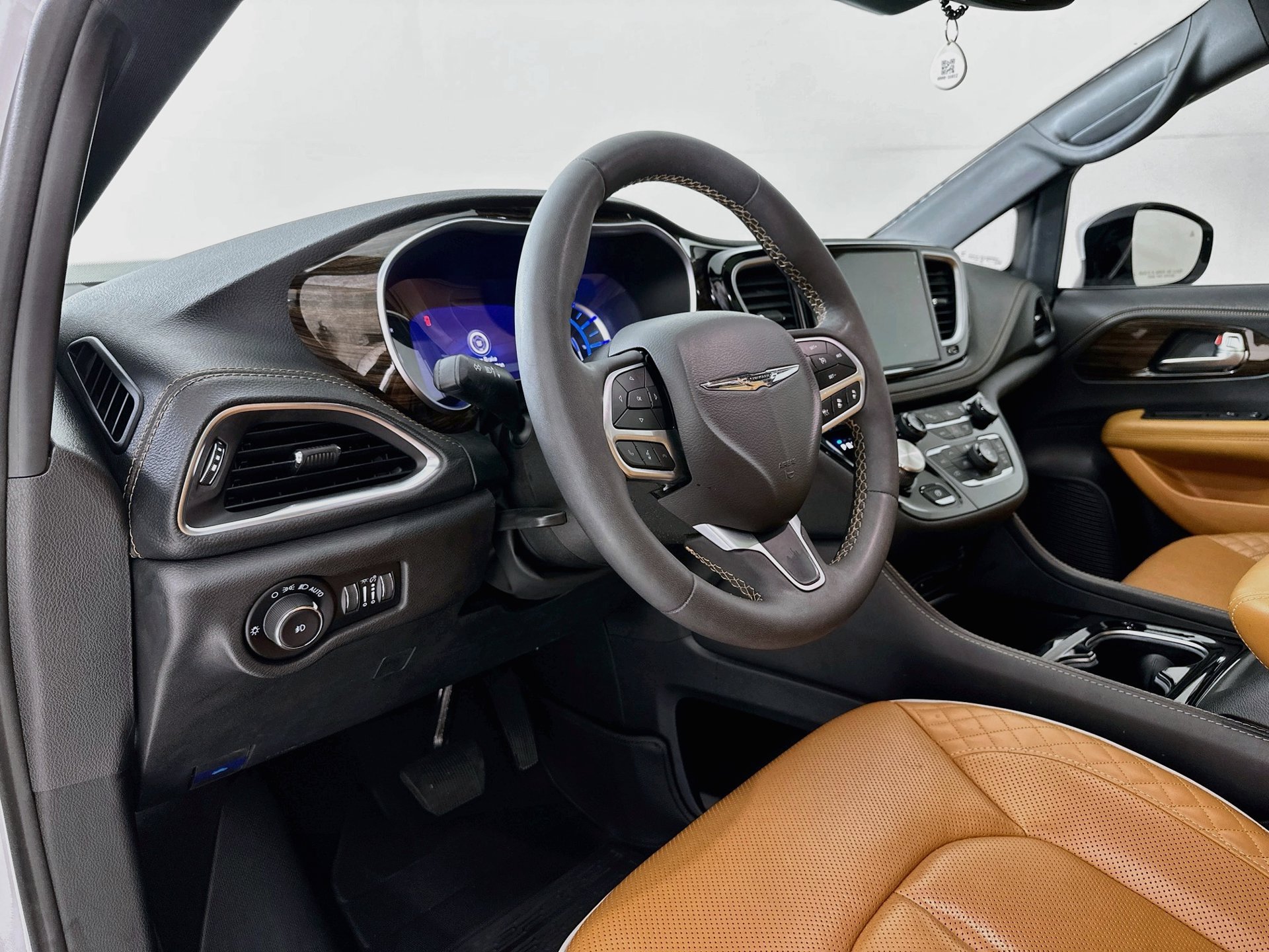 Used 2023 Chrysler Pacifica Pinnacle FWD image 10