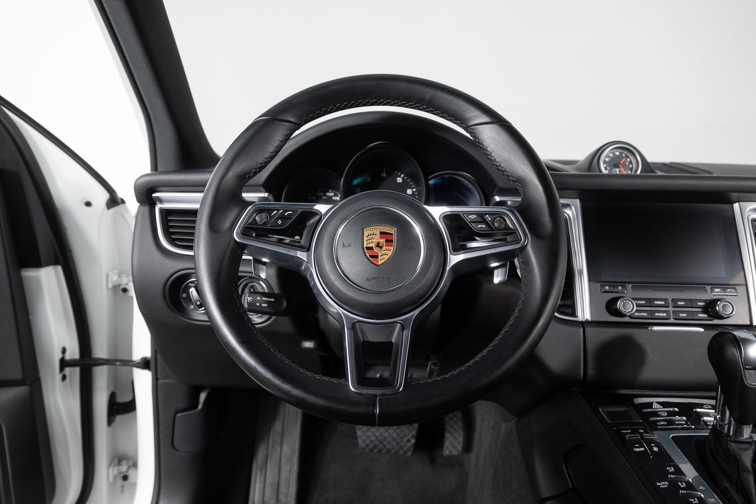 Used 2018 Porsche Macan AWD/4WD image 31