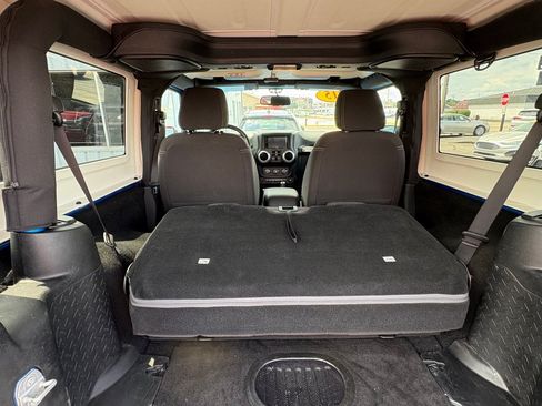 Used 2015 Jeep Wrangler Sahara w/ Connectivity Group AWD/4WD image 13