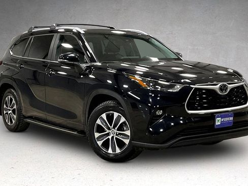 Used 2023 Toyota Highlander XLE image 3