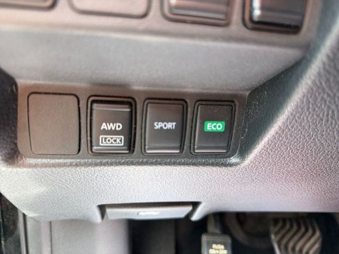 Used 2018 Nissan Rogue SV AWD/4WD image 23