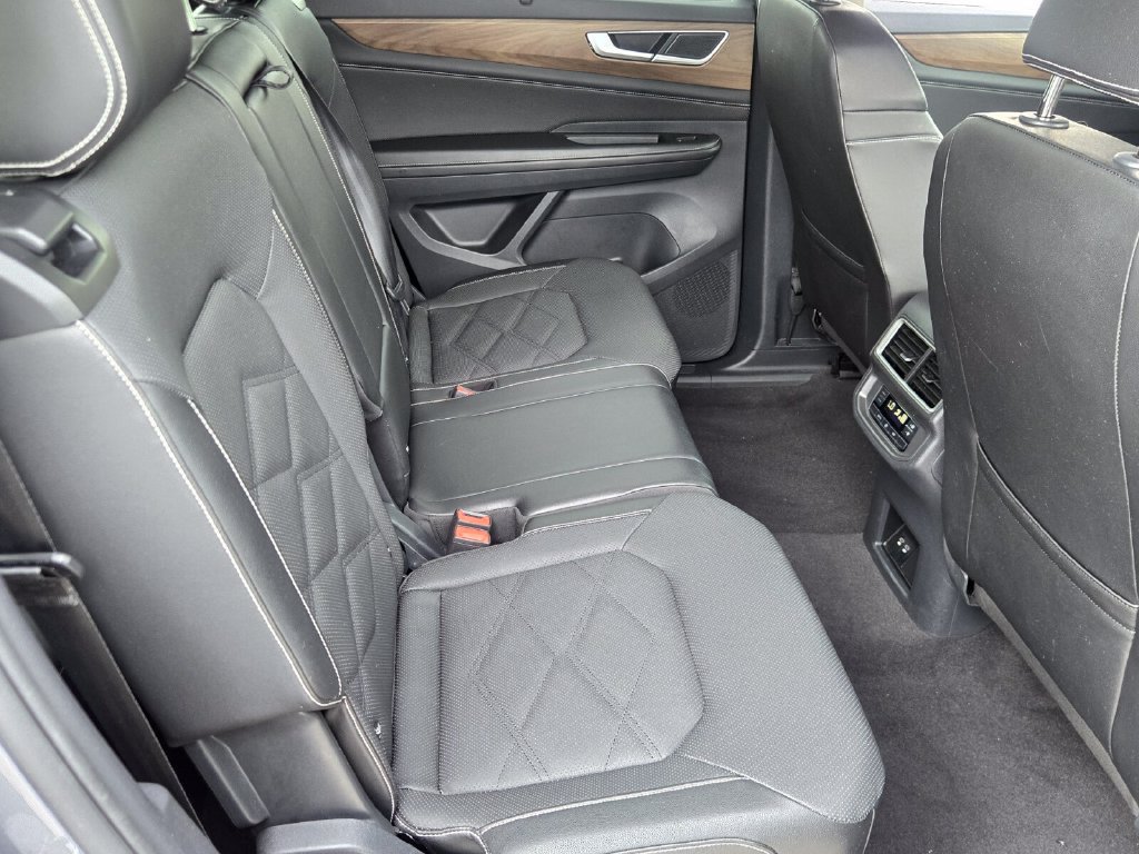 Certified 2024 Volkswagen Atlas SE w/ Black Wheel Package FWD image 17