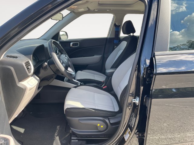 Used 2025 Hyundai Venue SEL FWD image 9