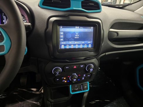 Used 2018 Jeep Renegade Latitude FWD image 20