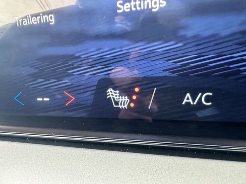 Used 2025 Chevrolet Traverse LT image 21