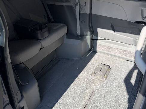 Used 2016 Toyota Sienna XLE FWD image 13