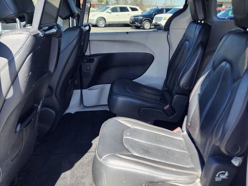 Used 2017 Chrysler Pacifica Touring-L Plus image 18