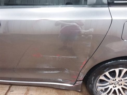 Used 2019 Toyota Sienna XLE FWD image 18