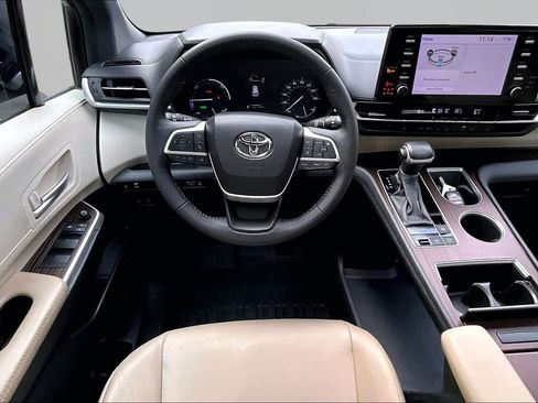 Used 2024 Toyota Sienna XLE FWD image 6