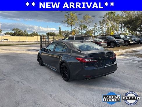 Used 2025 Toyota Camry SE image 3
