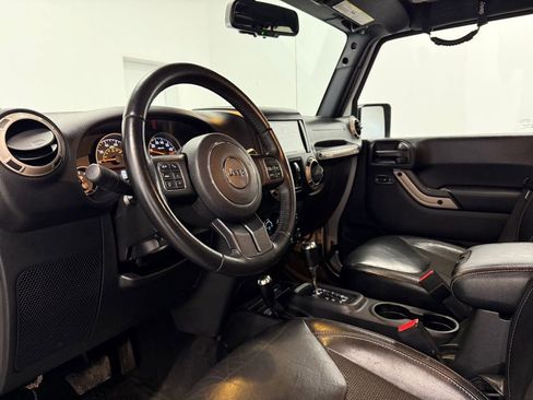 Used 2017 Jeep Wrangler Unlimited Sahara image 11