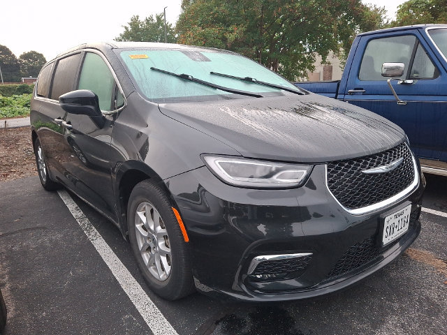 Used 2023 Chrysler Pacifica Touring-L FWD image 3