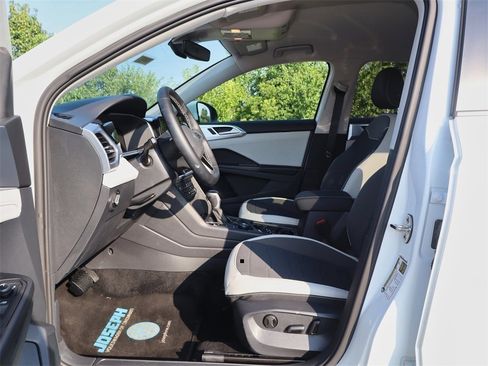 New 2025 Volkswagen Taos SE image 11