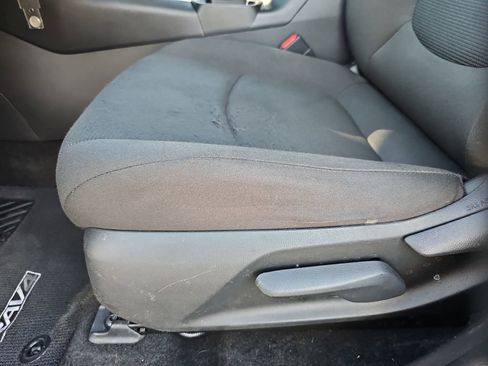 Used 2021 Toyota RAV4 LE w/ Carpet Mat Package (TMS) AWD/4WD image 17