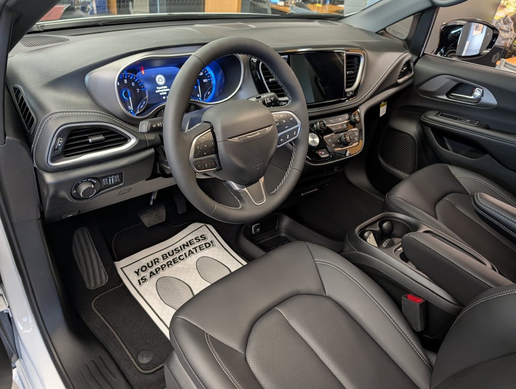 New 2027 Chrysler Pacifica Select FWD image 5