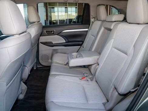 Used 2015 Toyota Highlander LE image 17