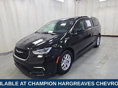 Used 2023 Chrysler Pacifica Touring-L FWD image 5