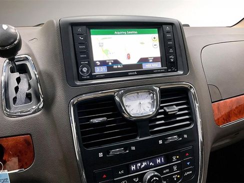 Used 2016 Chrysler Town & Country Touring-L image 9