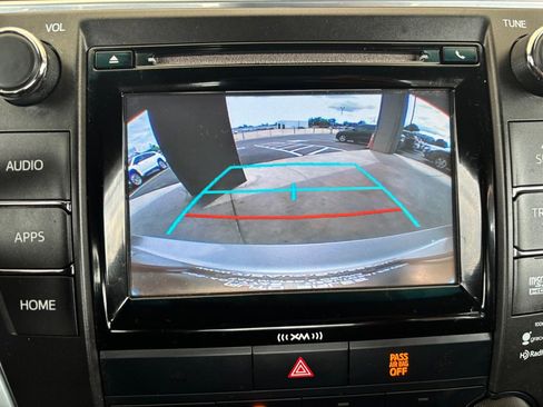 Used 2016 Toyota Camry SE w/ Moonroof Package FWD image 13