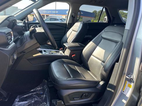 Used 2024 Ford Explorer XLT w/ Equipment Group 202A AWD/4WD image 6