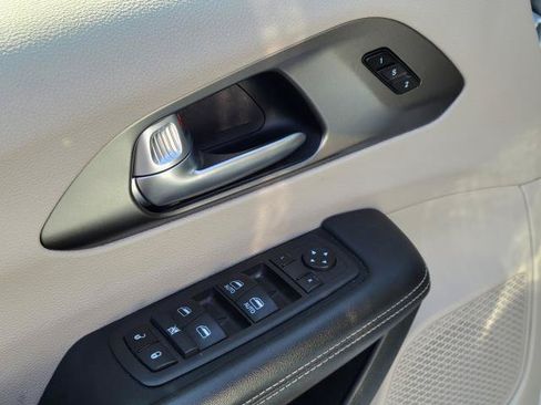 Used 2024 Chrysler Pacifica Touring-L FWD image 7