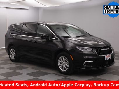 Used 2025 Chrysler Pacifica Select