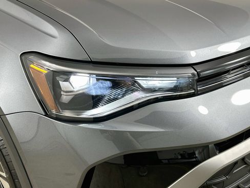 Used 2025 Volkswagen Taos SE w/ Panoramic Sunroof Package AWD/4WD image 9
