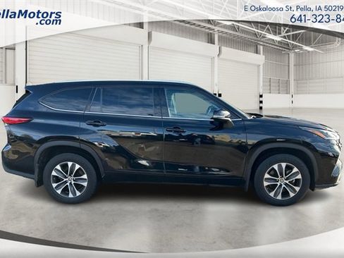 Used 2022 Toyota Highlander XLE image 2