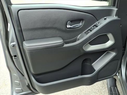 Used 2024 Nissan Frontier SV image 13