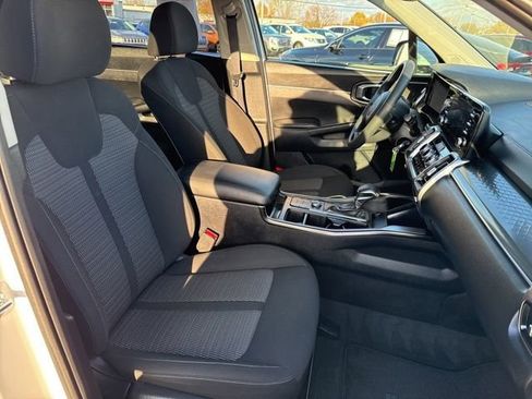 Used 2023 Kia Sorento LX image 47