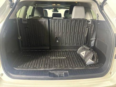 Used 2023 Toyota Highlander XLE AWD/4WD image 9