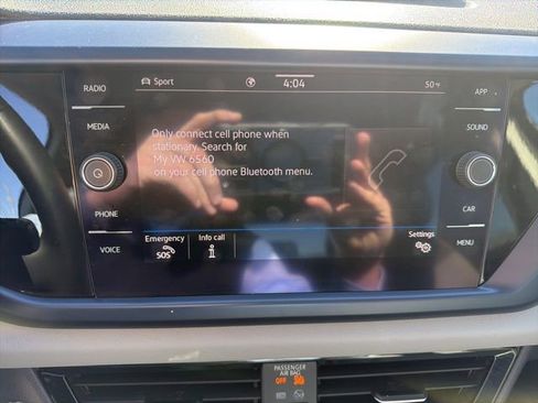 Used 2022 Volkswagen Taos SE w/ Panoramic Sunroof Package image 17