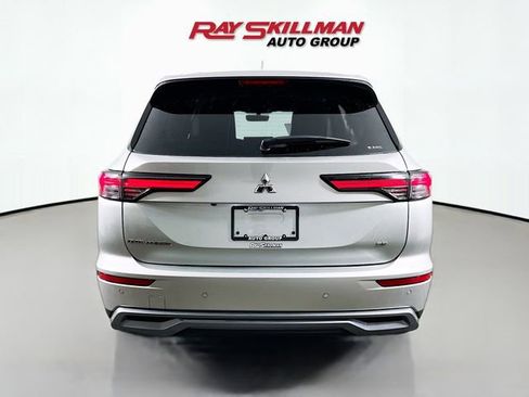 Used 2025 Mitsubishi Outlander SE image 6