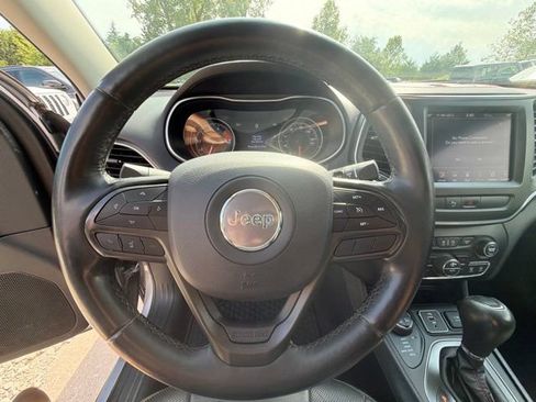 Used 2019 Jeep Cherokee Trailhawk AWD/4WD image 25