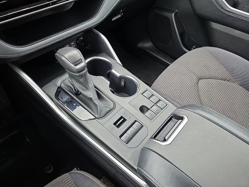 Used 2024 Toyota Highlander LE image 25