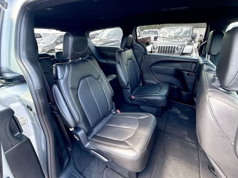 Used 2026 Chrysler Pacifica Select image 32